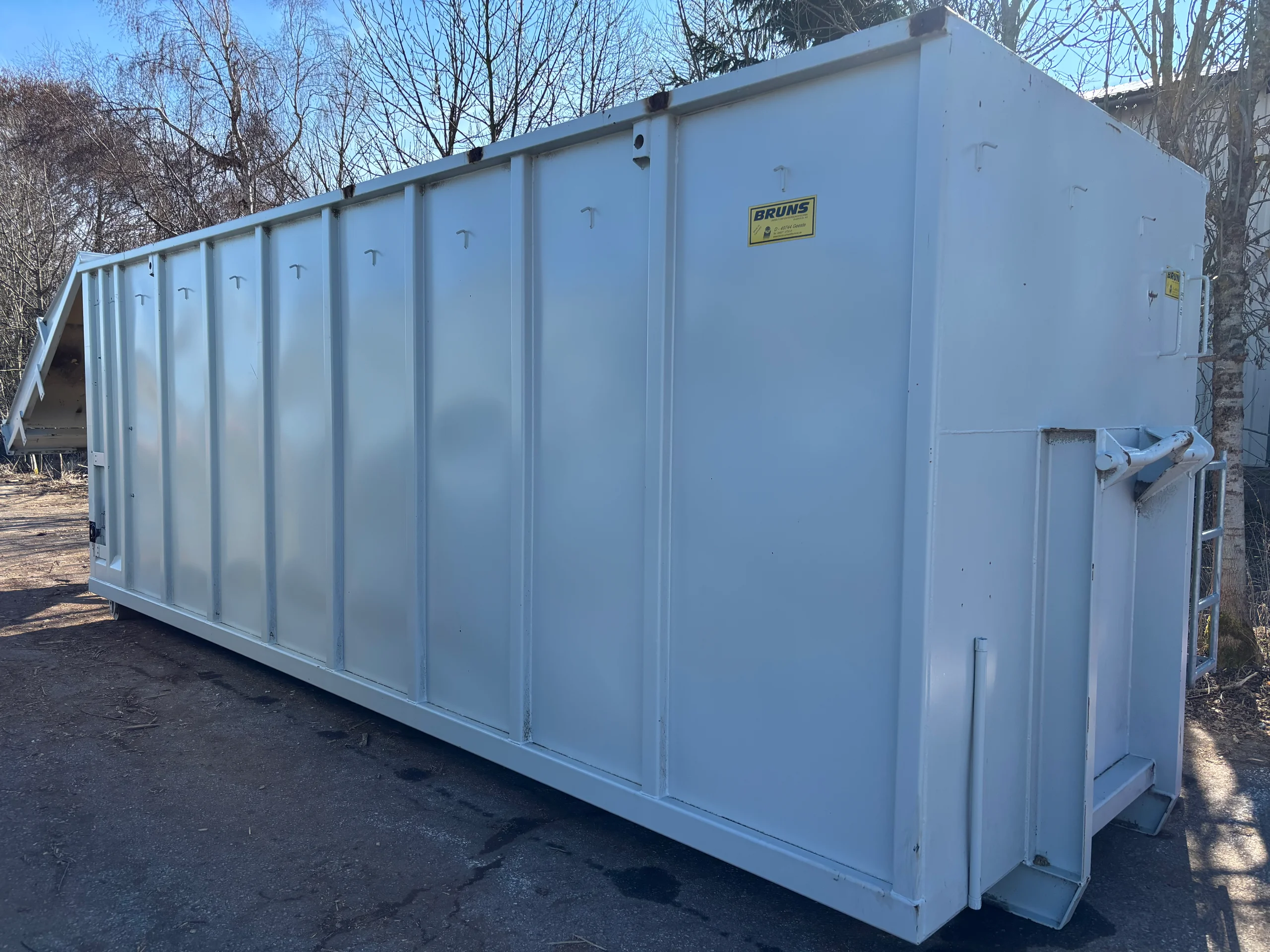 Moving floor container